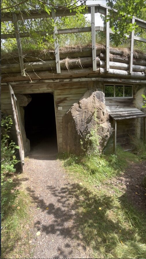 Eingang der Höhle mit Feuerstelle am Hätteboda Naturcampingplatz