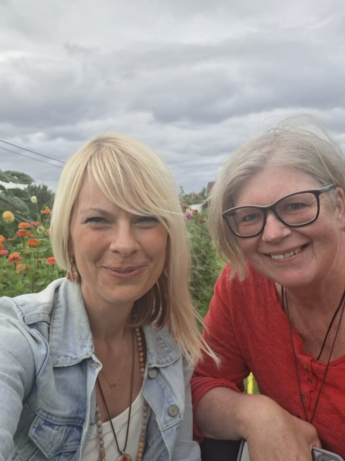 Nicola und Dani vor einem Blumenbeet