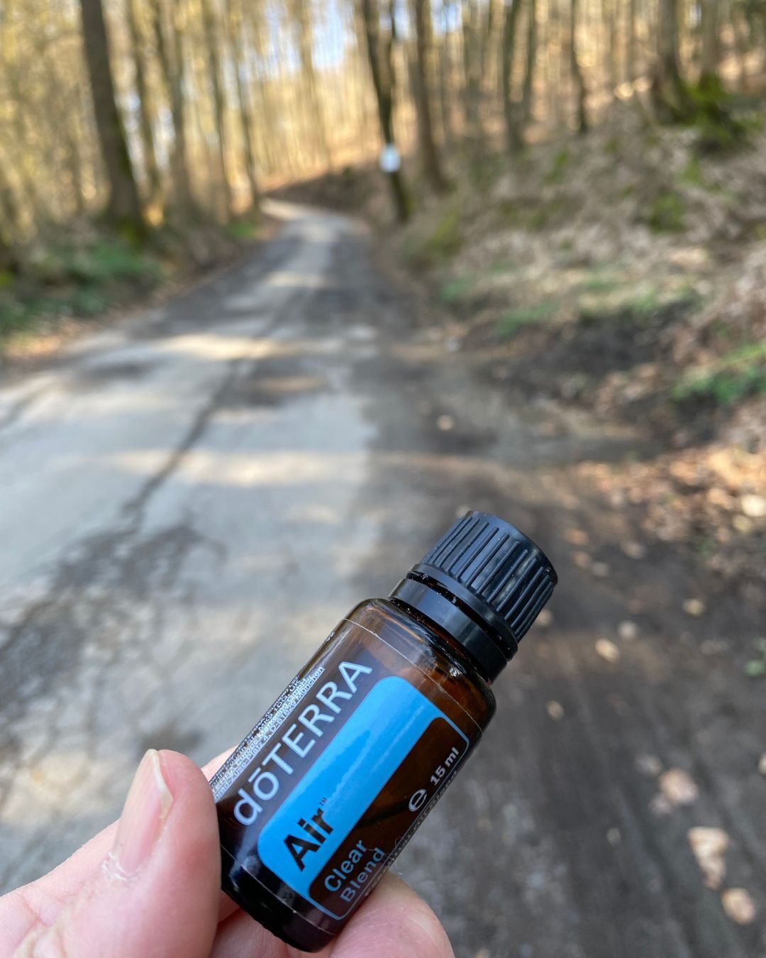 Ätherisches Öl Air auf dem Waldweg